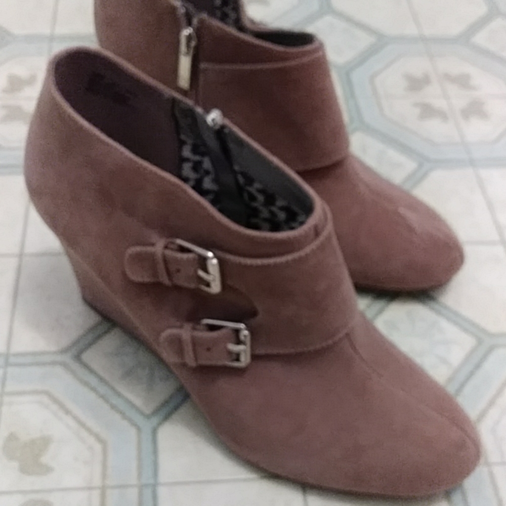 Ann Klein iFlex wedge booties
